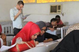Урок английского в суданской школе (учитель - волонтер)