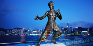 Статуя Брюса Ли на гонконгской Аллее Звезд