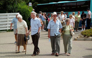 Пенсионеры в Австралии достаточно обеспечены, но пенсионный возраст 65 лет, кроме того нужно владеть собственностью