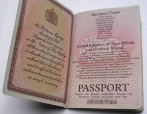 Став гражданином Великобритании Вы получите такой паспорт.