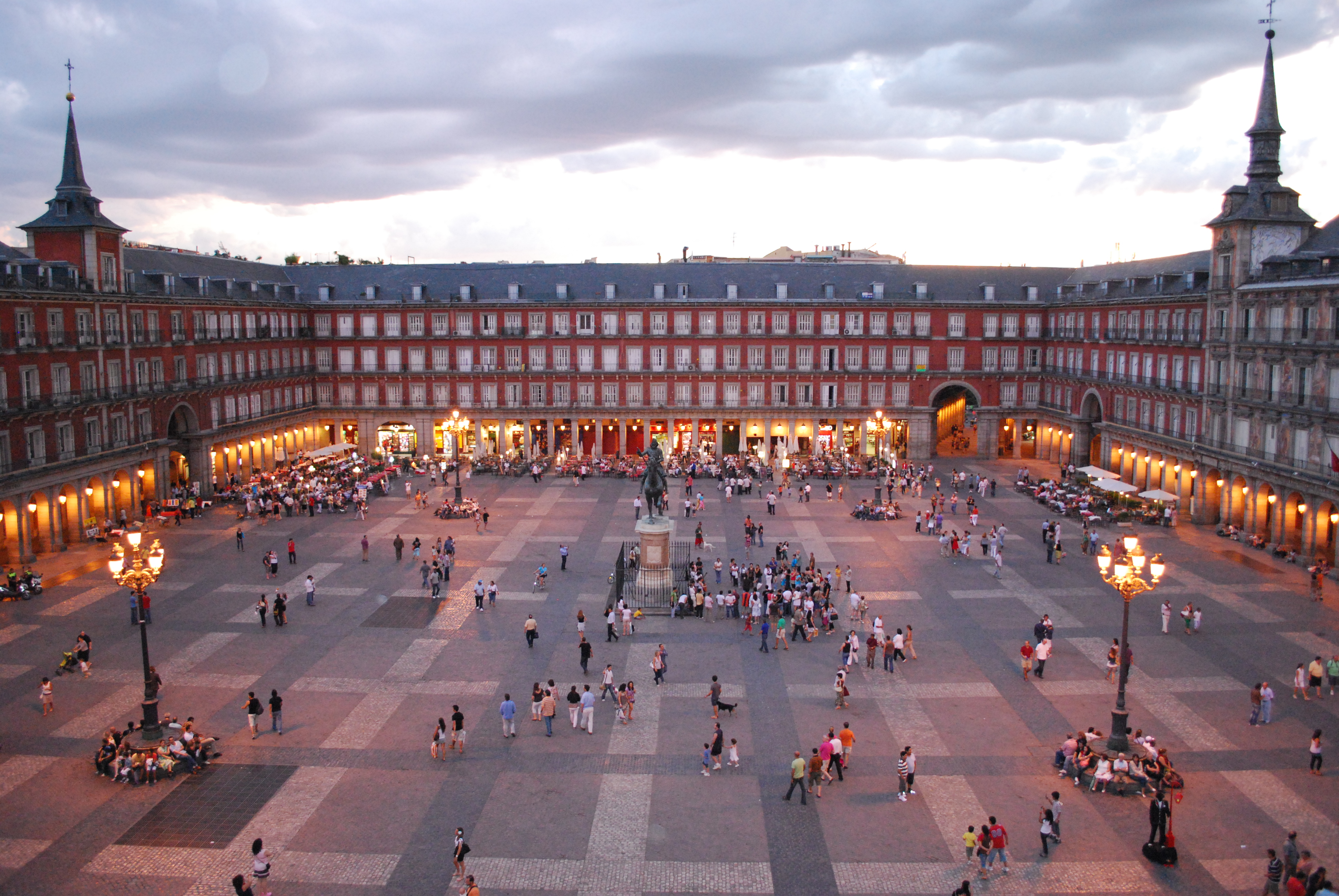 Plaza Mayor - Главная площадь, расположена в так называемом - "австрийском Мадриде".