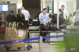 Контроль багажа в аэропорту Тель-Авива