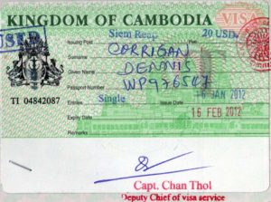 Виза в паспорте по прилету в Камбоджу.
