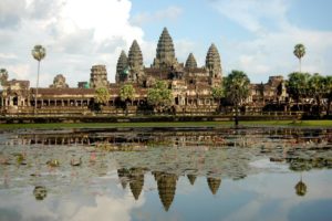 Ангкор-Ват (огромный индуистский храм в Камбодже, который посвящен богу Вишну). 