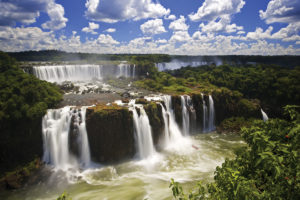 Водопады Игуасу — это 275 водопадов, расположенных на реке Игуасу, граничащие с Бразилией и Аргентиной.
