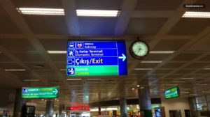 Указатели метро в аэропорту Стамбула Ататюрк