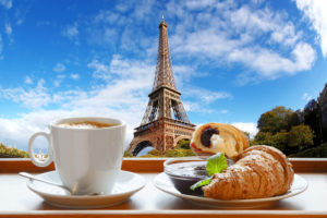 Круассаны и кофе в Париже